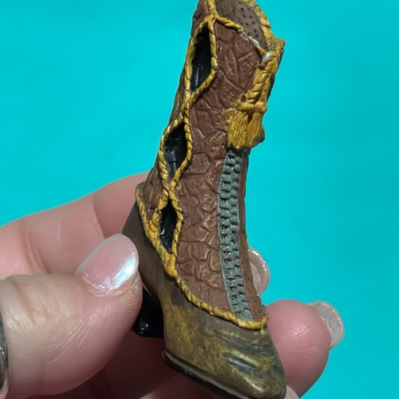 Set of 6 adorable vintage miniature womens’ porcelain or resin (?) boots - Picture 11 of 13